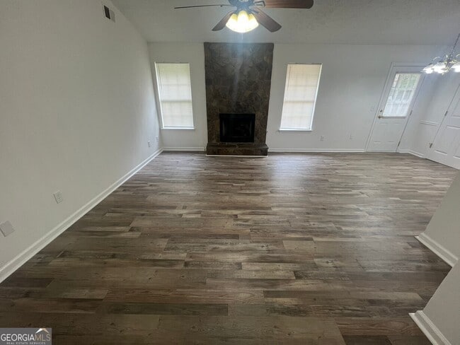 Foto del edificio - 545 E Country Woods Dr