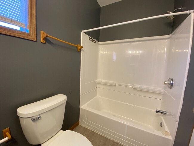 Building Photo - Two bedroom single family house within walking distance of Blessing Hospital.