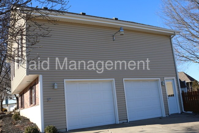 Building Photo - Finished basement and fenced backyard