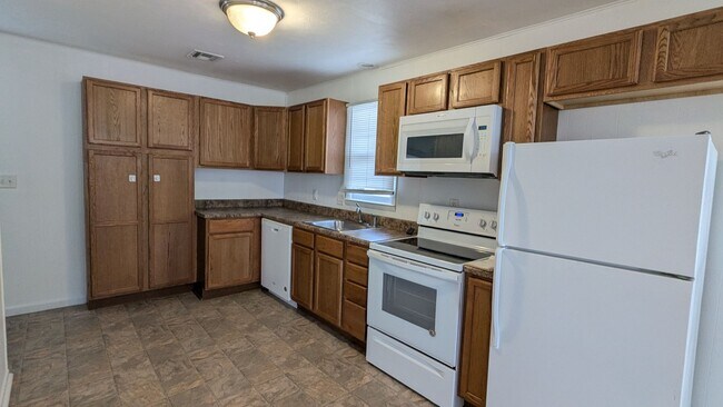 Foto del edificio - House with garage near Lake Manawa