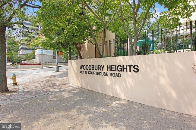 Foto del edificio - 1301 N Courthouse Rd