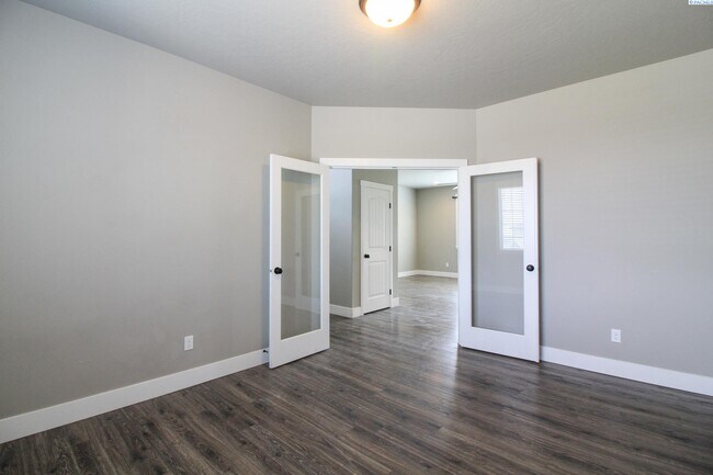 Foto del edificio - 4 Bed/2.5 Bath + an Office in Kennewick