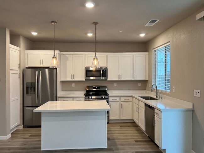 Building Photo - Lovely 3 Bedroom 2 Bathroom Home Close to Parks, Restaurants, Freeway Access, And More!