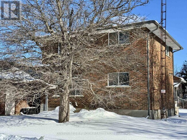 Photo du bâtiment - 915 Taunton Rd E