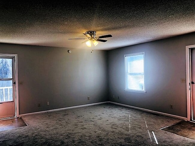Building Photo - Great location in Greer with easy drive to...