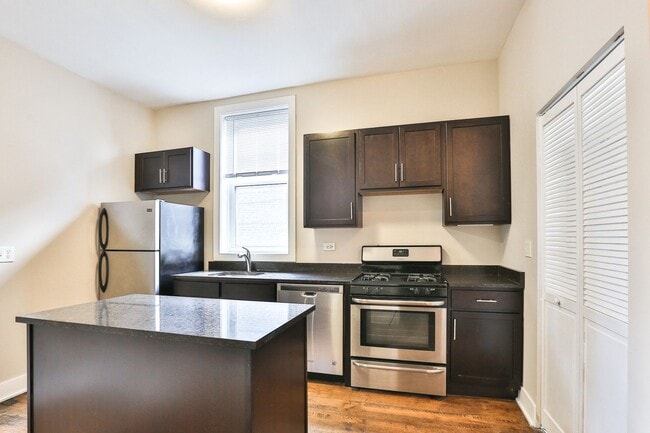 Building Photo - Bucktown 2bed/1bath...NEXT TO THE 606 TRAIL!  In-Unit Laundry & Central Air!