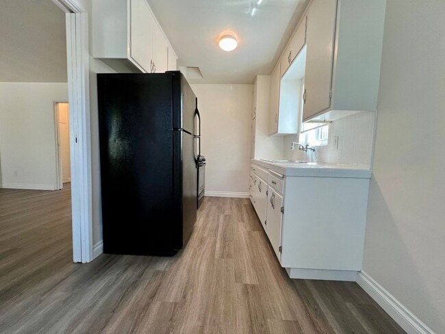 Building Photo - Quaint Downstairs 1 Bedroom in GATED COMMU...