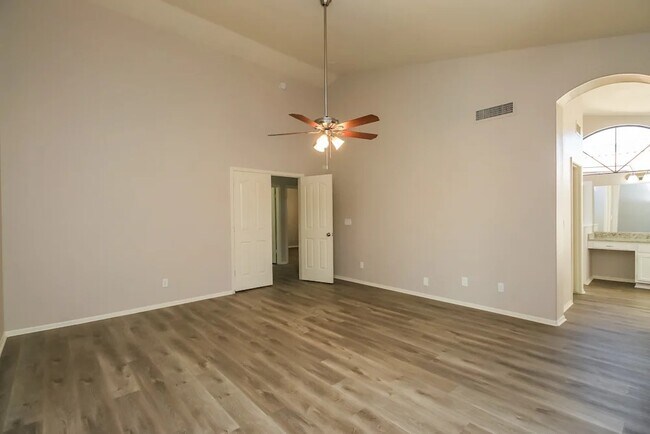 Foto del edificio - 214 N Honeysuckle Ln