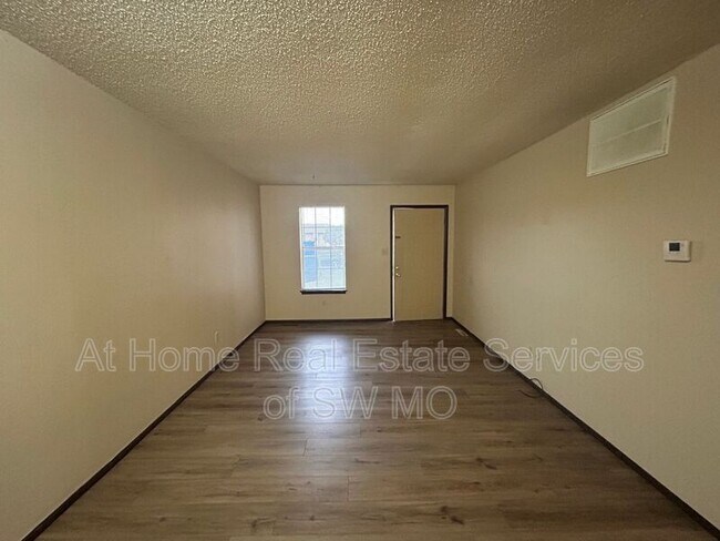 Foto del edificio - 3339 E Southern Hills Blvd