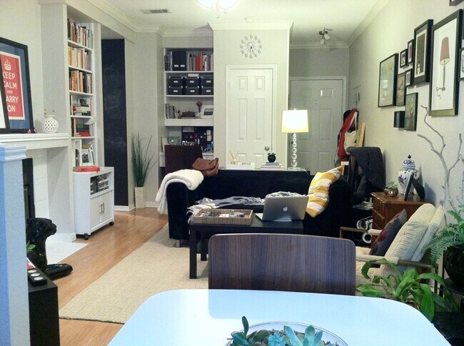 Foto del edificio - North Campus Condo Near UT – Spacious, Bright & Highly Convenient!