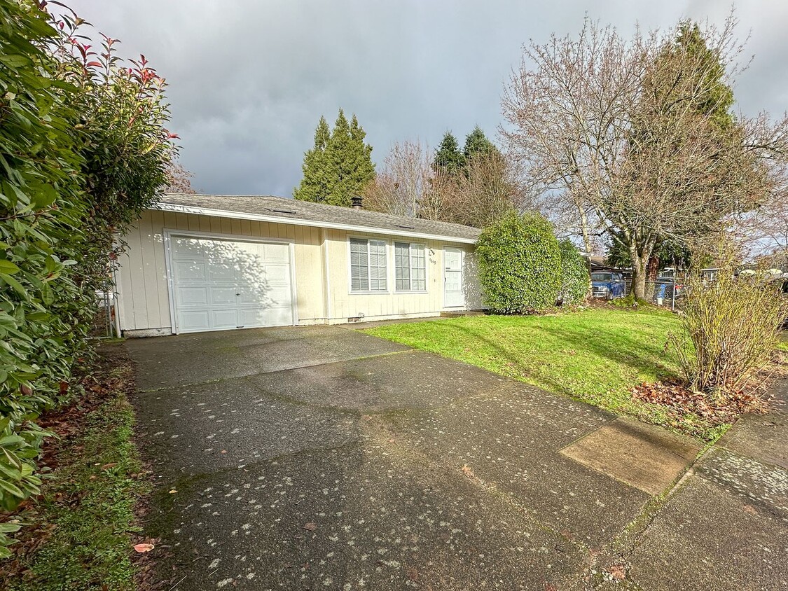 Foto principal - Single Level Salem Home with Fenced Backya...