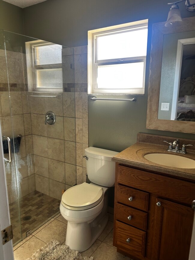 Building Photo - 1136 Peach Tree Dr