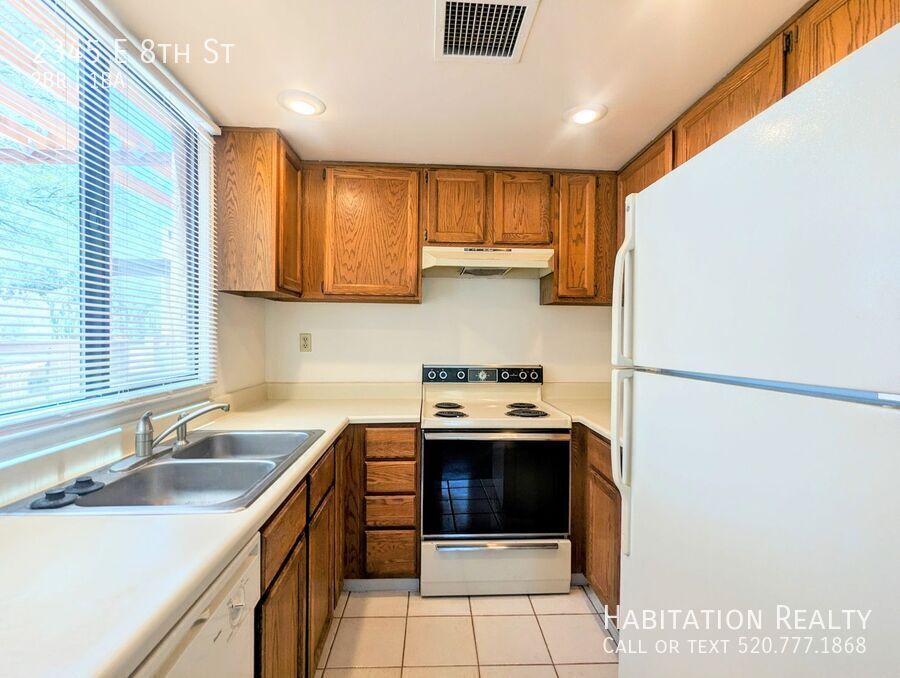 Primary Photo - 2345 E 8th St