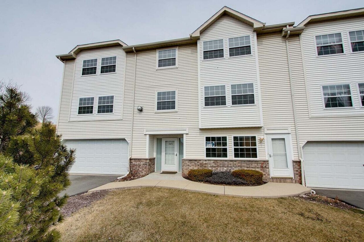325 Kristin Ct W, Brookfield, WI 53045 Condo for Rent in Brookfield