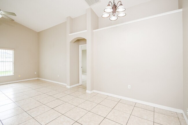Building Photo - Kissimmee Comfort with Space