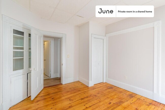 Foto del edificio - Private bedroom in 4 bed/1 bath Home
