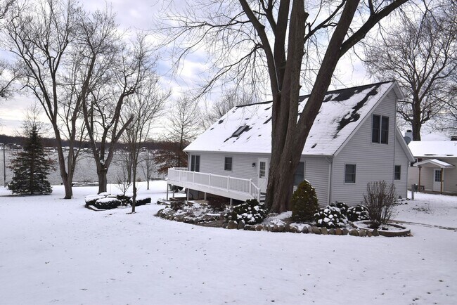Building Photo - Donnell Lake House