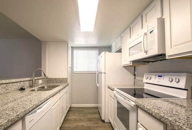 Foto del edificio - SPACIOUS EAST VALLEY LIVING IN PRIME MESA LOCATION WITH POOL ACCESS
