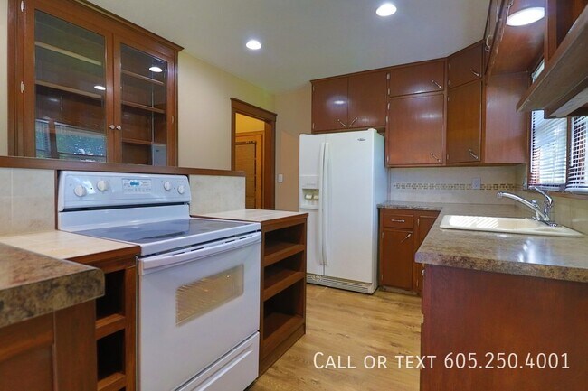 Building Photo - Spacious 3 Bed 2 Bath Home
