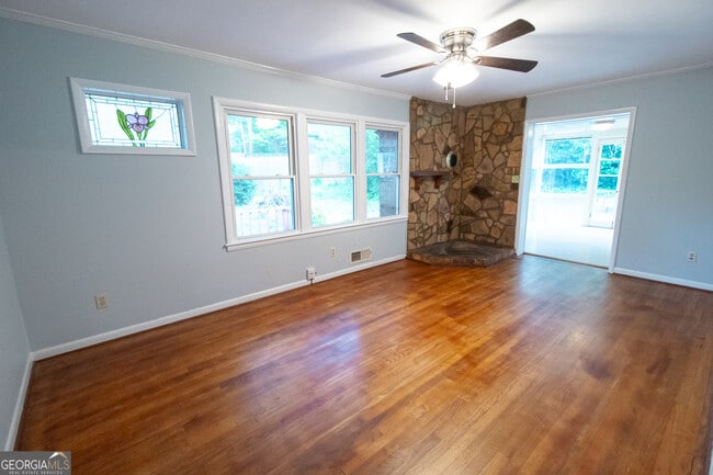 Building Photo - 1005 College Station Rd