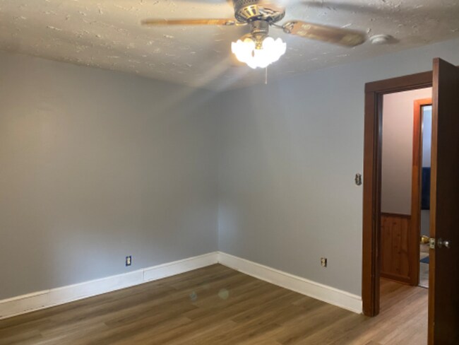 Building Photo - 450 Lone Oak Dr