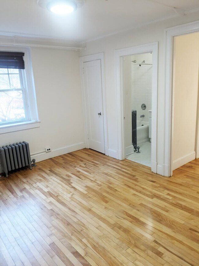 Building Photo - Colonial Apartments