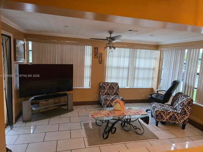 Foto del edificio - 620 NW 199th St