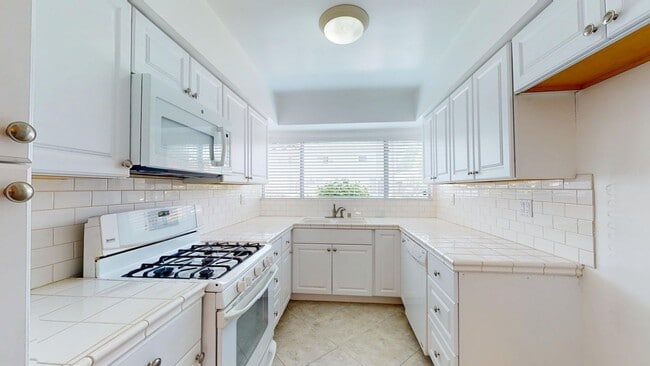 Building Photo - Spacious & Updated 2-Bedroom Unit in Studi...