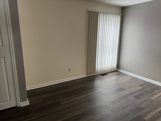 Building Photo - 27 Dickinson St