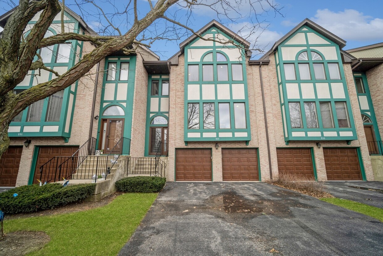 Primary Photo - 933 W Essex Pl