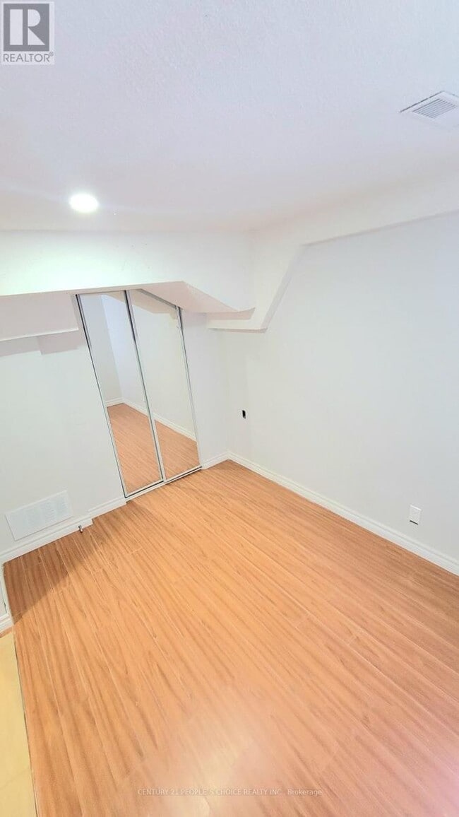 Photo du bâtiment - 23 Bruce Beer Dr