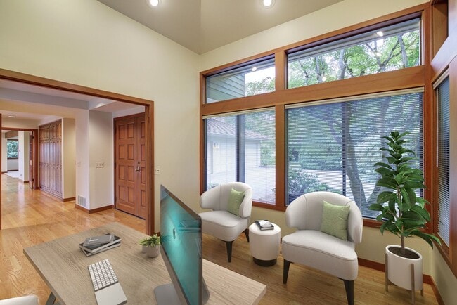 Building Photo - 4Bd/2.75Ba Clyde Hill House