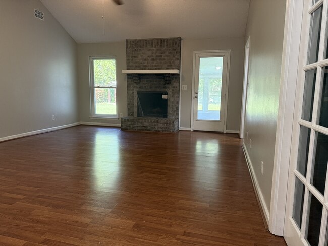 Building Photo - 122 Longleaf Cir