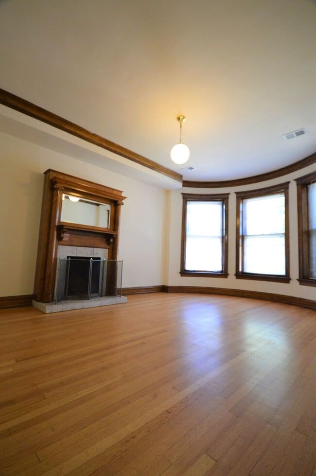 Building Photo - 849 W Sheridan Rd