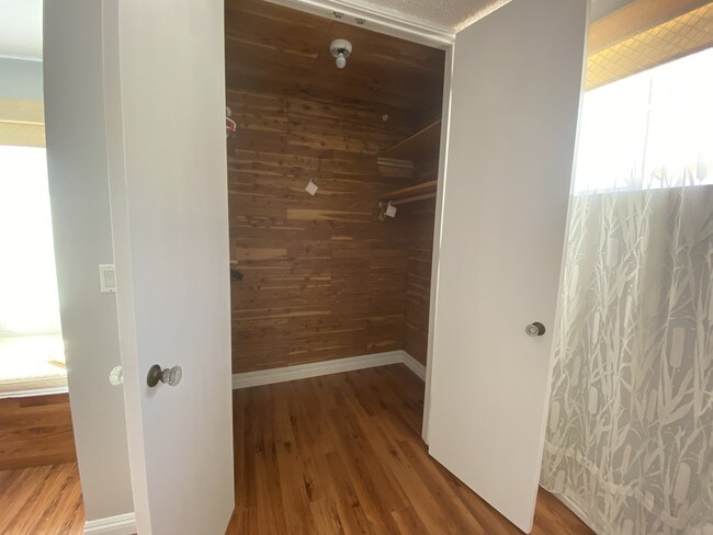 Foto del edificio - 5208 Wilkinson Ave