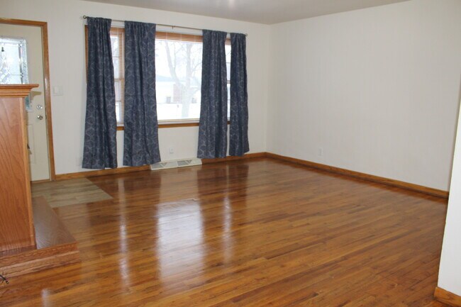 Foto del edificio - 3908 Pleasant Valley Blvd