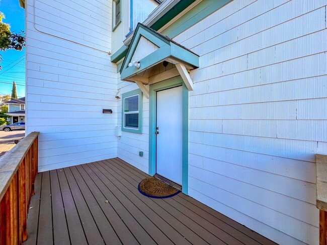 Building Photo - Modern Studio Apartment with Bonus Room, P...