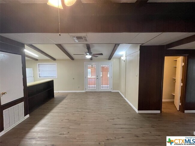 Foto del edificio - 595 Tom Creek Ln