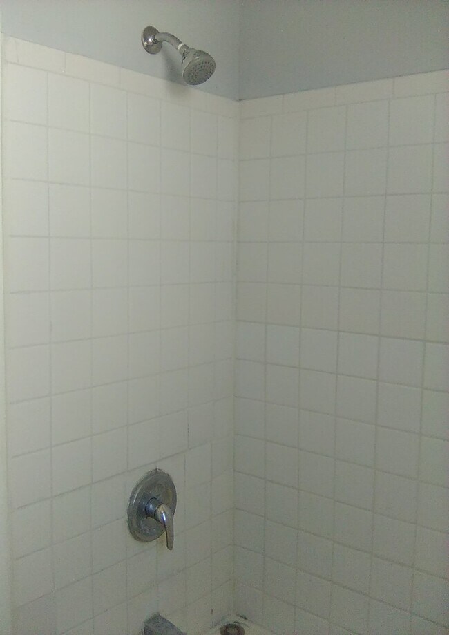 Foto del edificio - 594 Roosevelt Ave