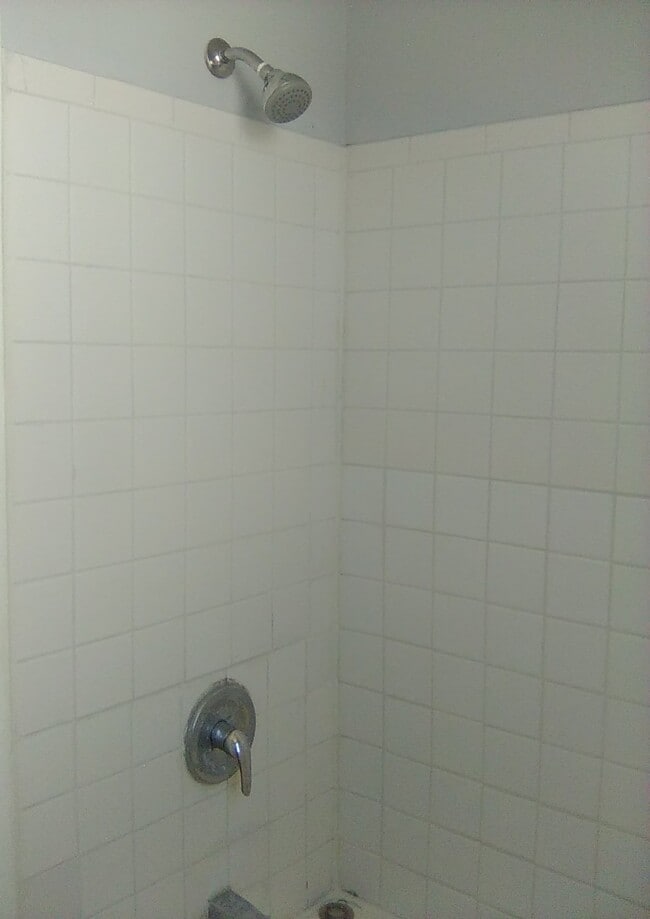 Building Photo - 594 Roosevelt Ave