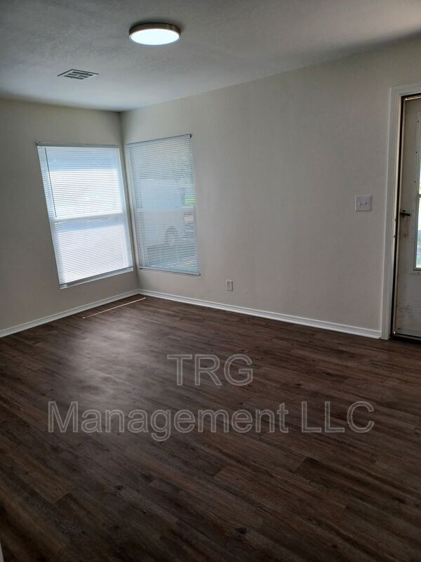 Building Photo - 816 S Water St