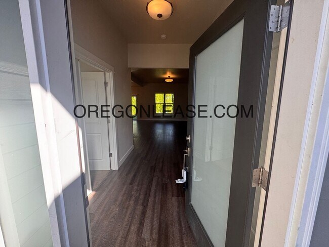 Foto del edificio - 3 Bedrooms | 2 Bathrooms | 1,800 Sq. Ft. |...