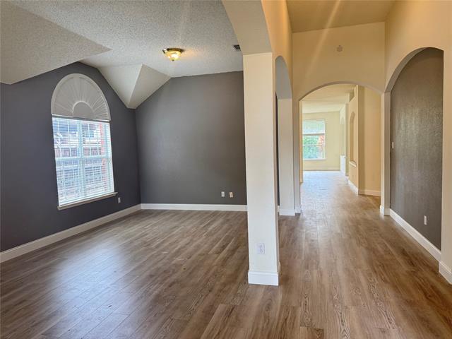 Foto del edificio - 9814 Honeysuckle Dr