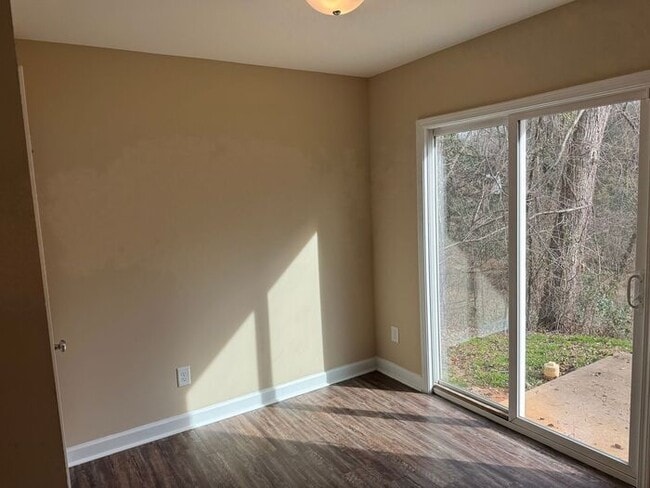 Building Photo - Nice Town Home near hospital in Concord.