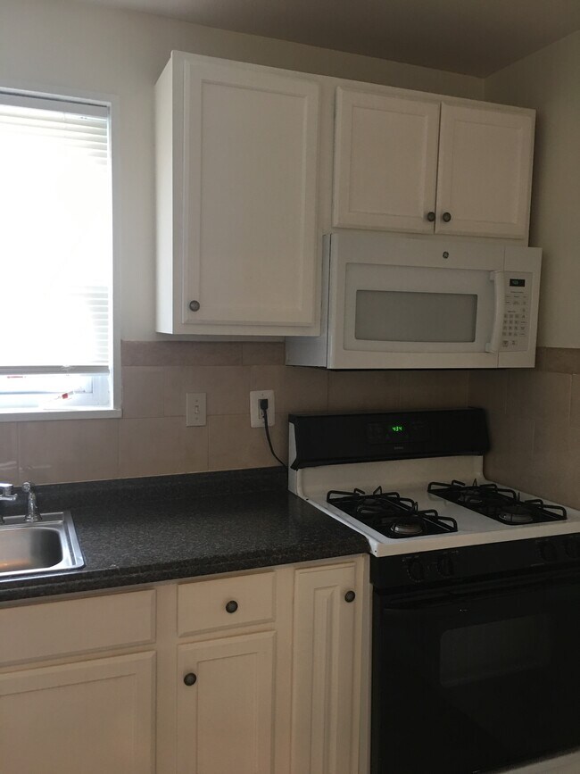 Kitchen - 121 Webster St NE