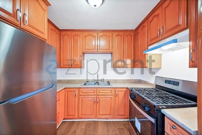 Building Photo - 2458 Normandie Ave