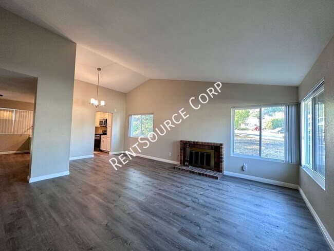 Foto del edificio - 3 bedroom Single Story House on Large Lot ...