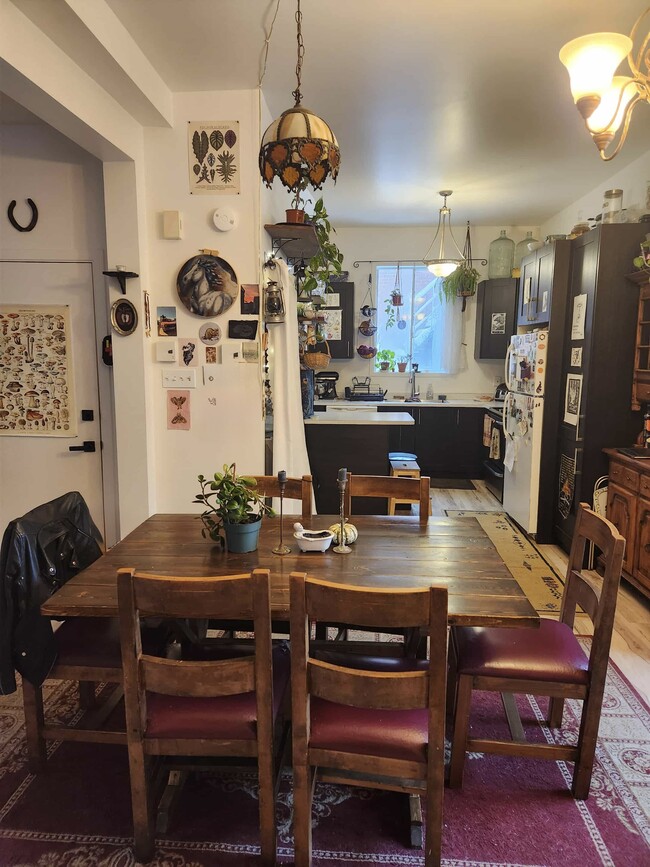 Building Photo - 1410 Av William-David