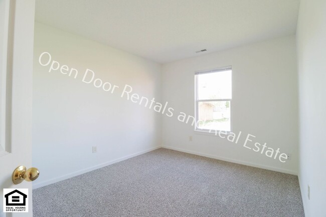 Building Photo - ** $400.00 off first months rent** Great h...