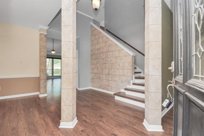 Building Photo - 2204 Lakewind Ln